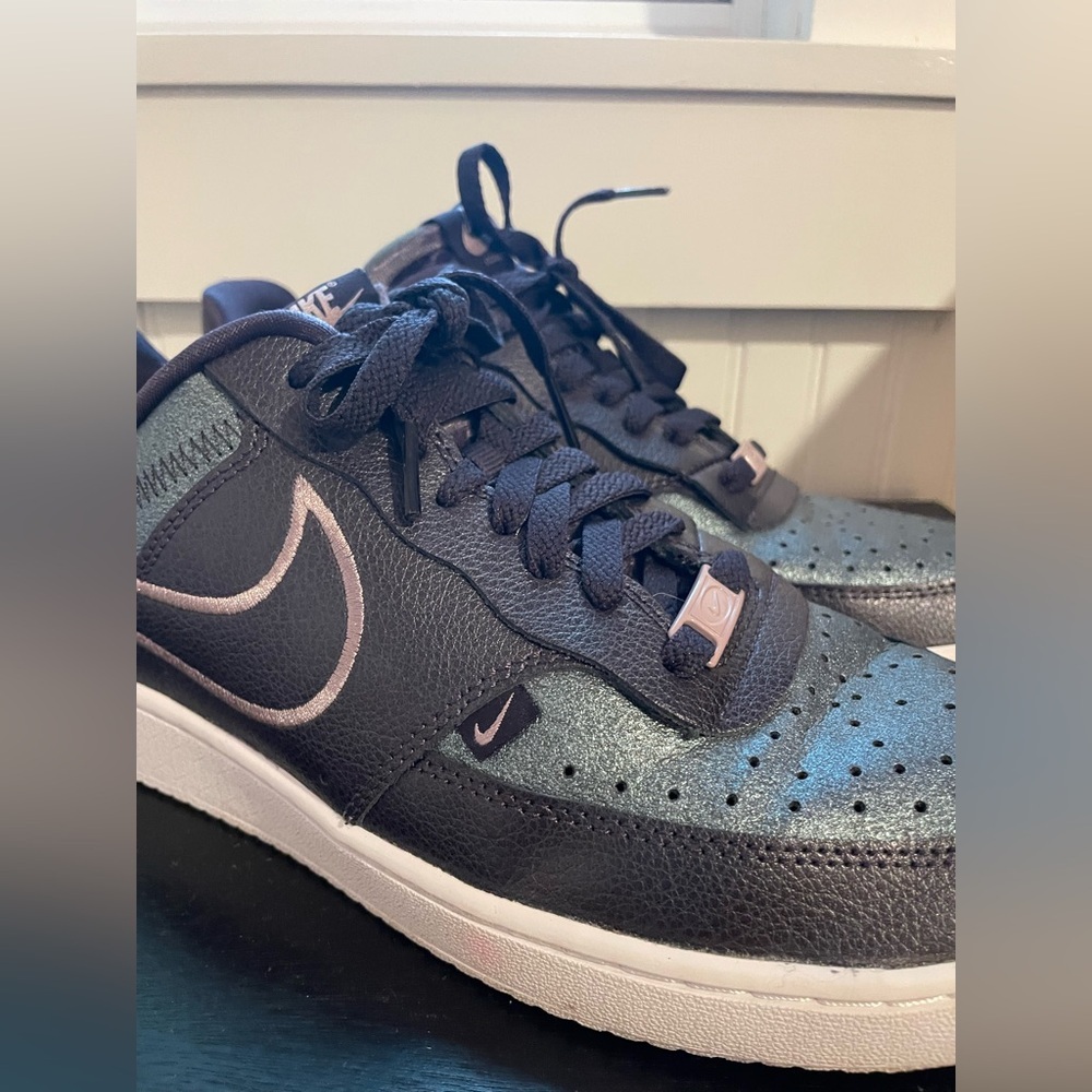 Nike Women's Vision Lows Size 11 Sneakers - Picture 3 of 10